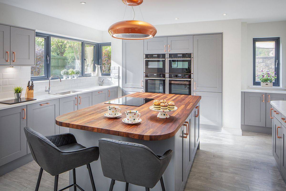 Contemporary kitchen in gray with a fabulous island top in wood along with copper handles and pendant lighting 60597 - Ajout d'un contraste visuel et textuel