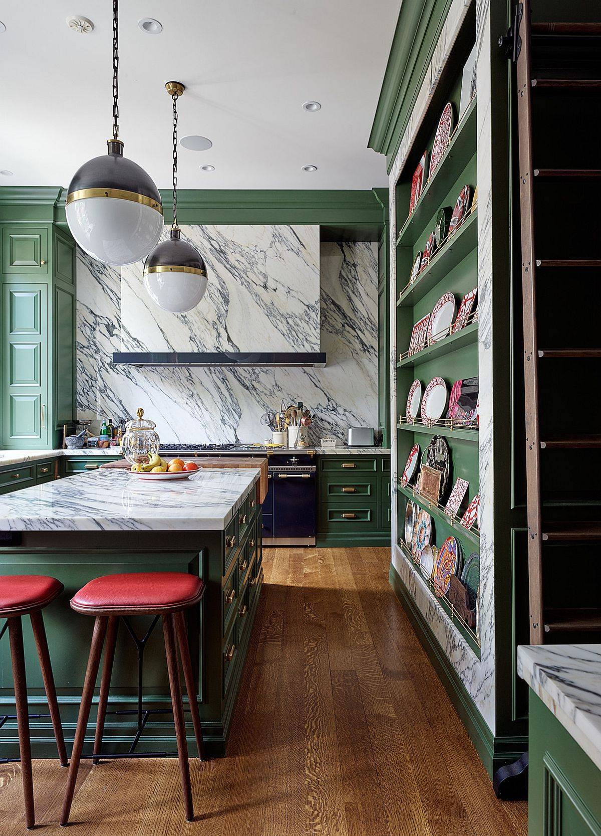 Stunningly beautiful marble stone slab backsplash also covers the hood in this kitchen with green cabinets 53871 - 15 idées pour passer devant les carreaux de métro