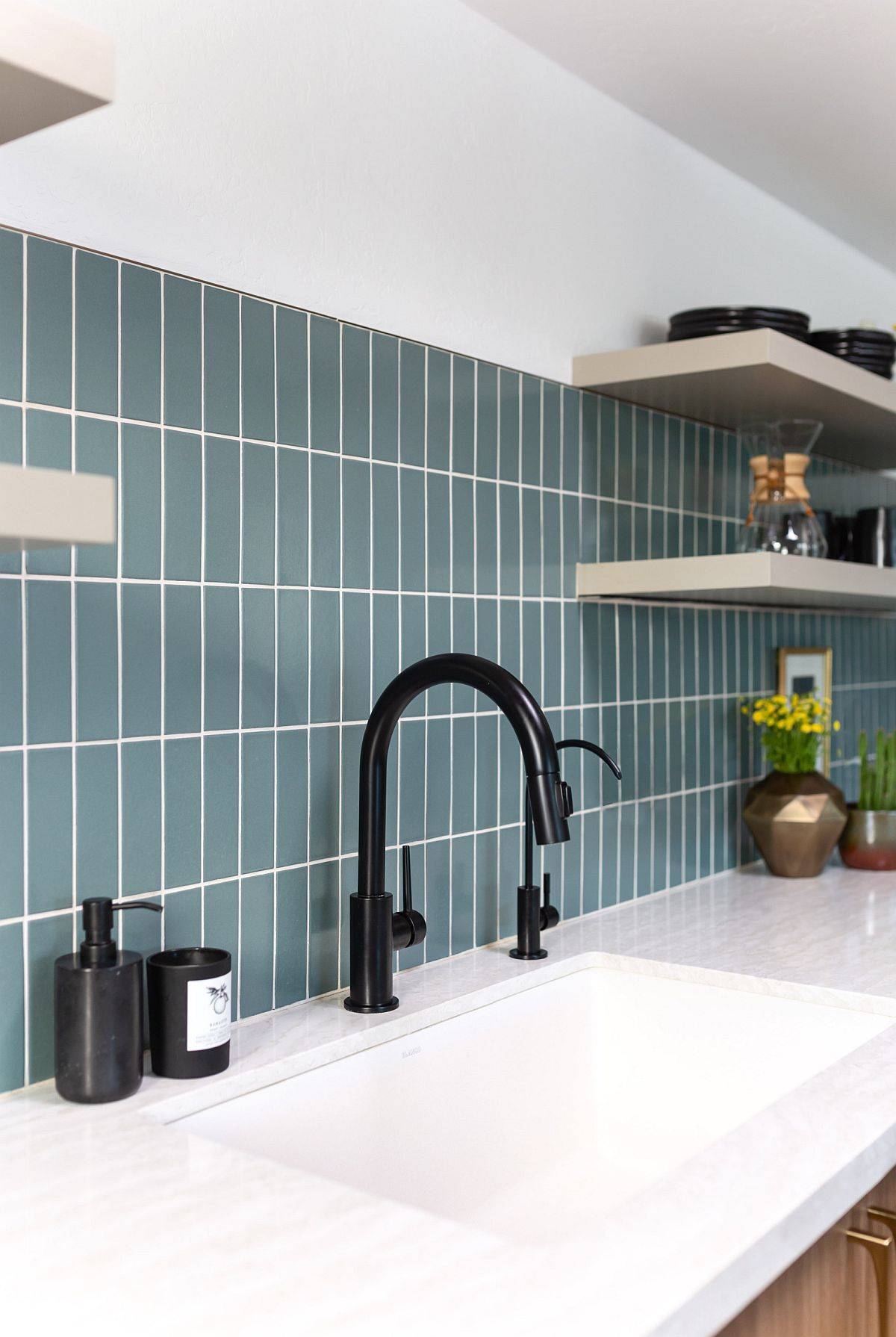Closer look at the modern green blue kitchen tiles used for the backdrop 60815 - Dosseret de carreaux verticaux dans la cuisine : un nouveau look audacieux !