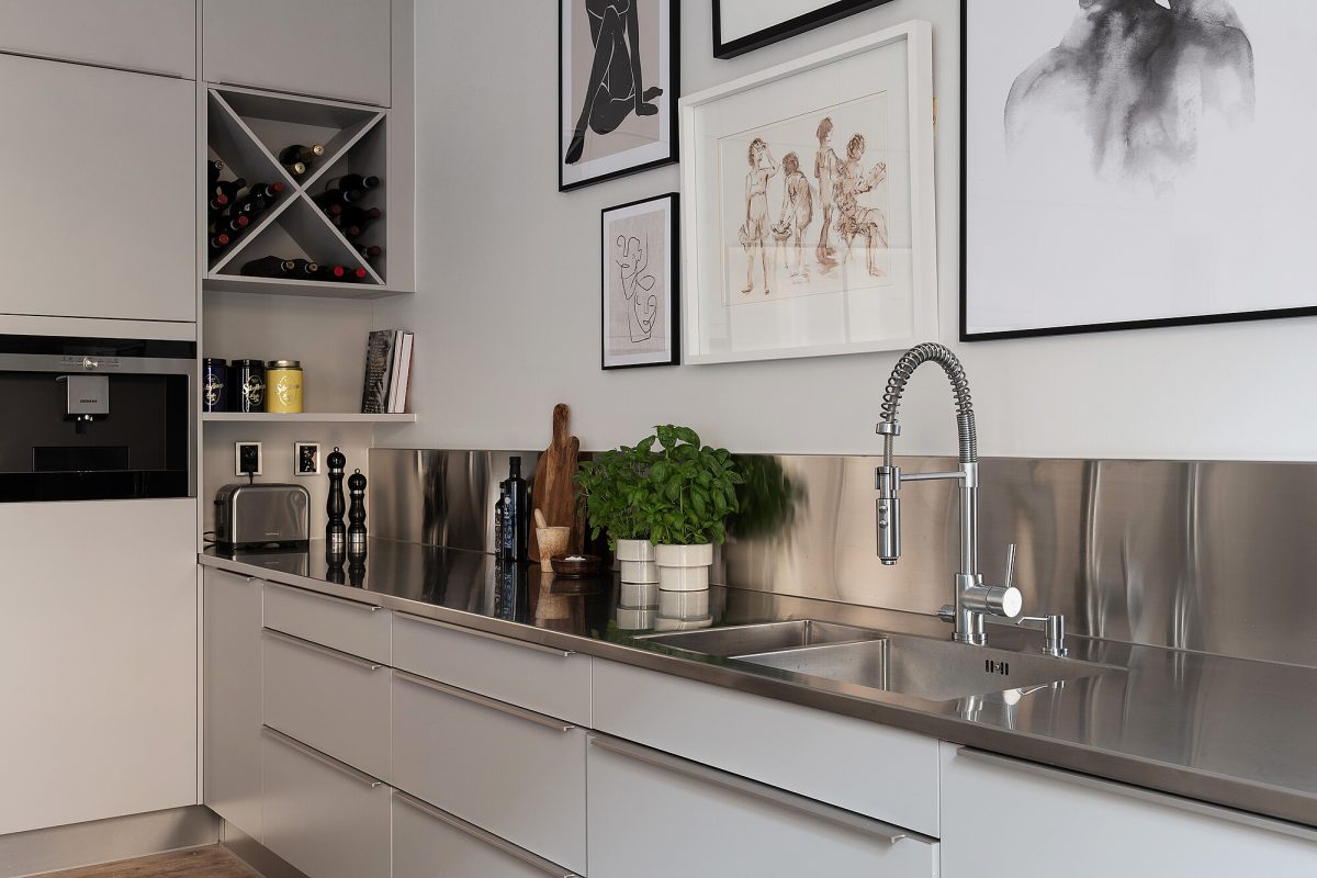 Scandinavian kitchen with stainless steel countertop 1200x800 - Tout ce que vous devez savoir sur les comptoirs de cuisine en acier inoxydable