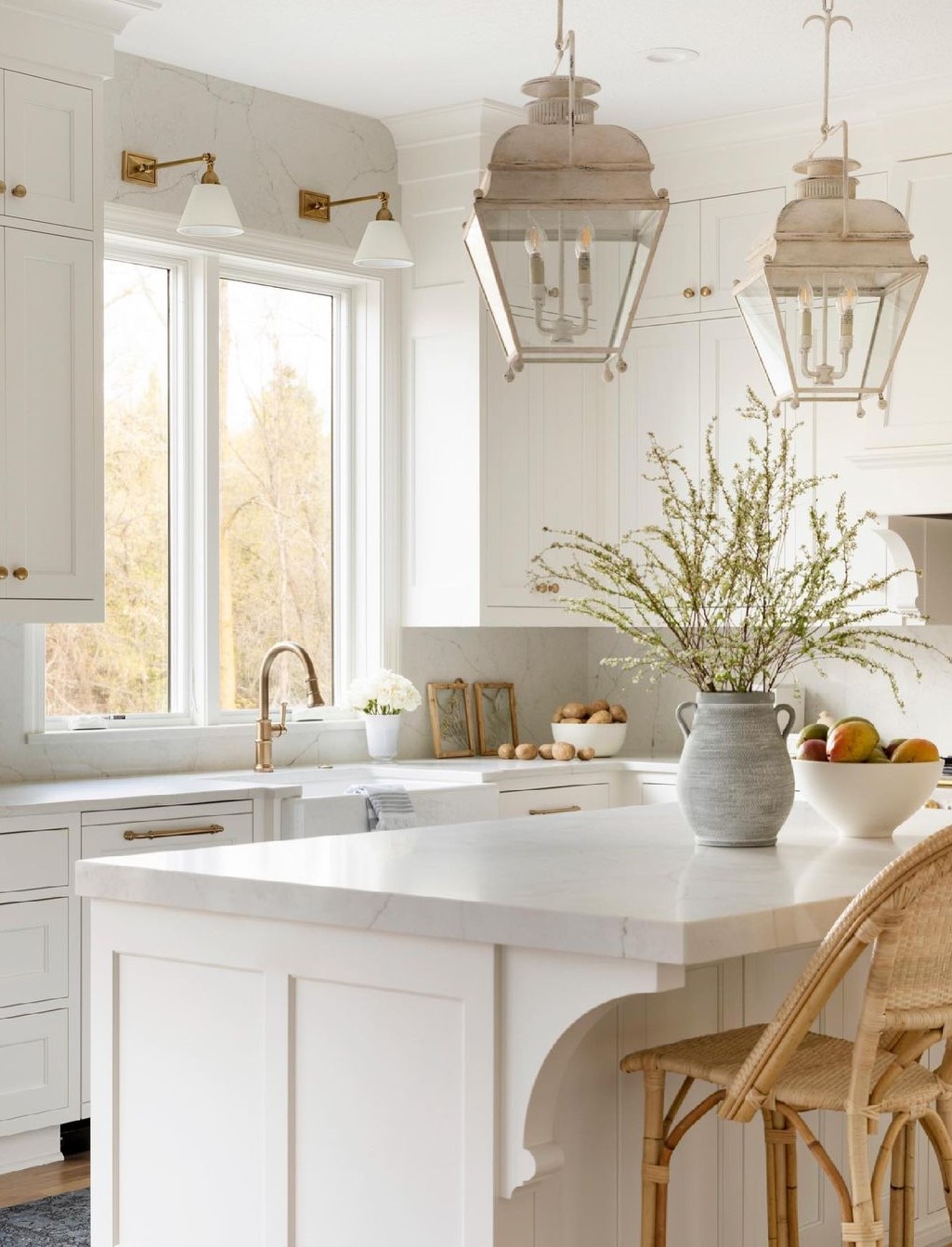 kitchen with White Quartz Countertop - Tout ce que vous devez savoir sur les comptoirs en quartz blanc