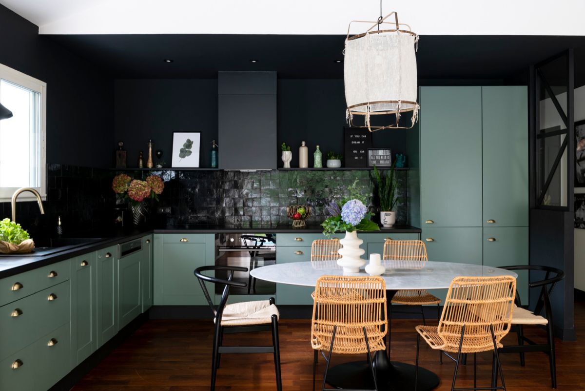Brilliant blend of green and black inside stylish New York kitchen A combination of two popular hues 54418 - Traverser les styles et les tendances